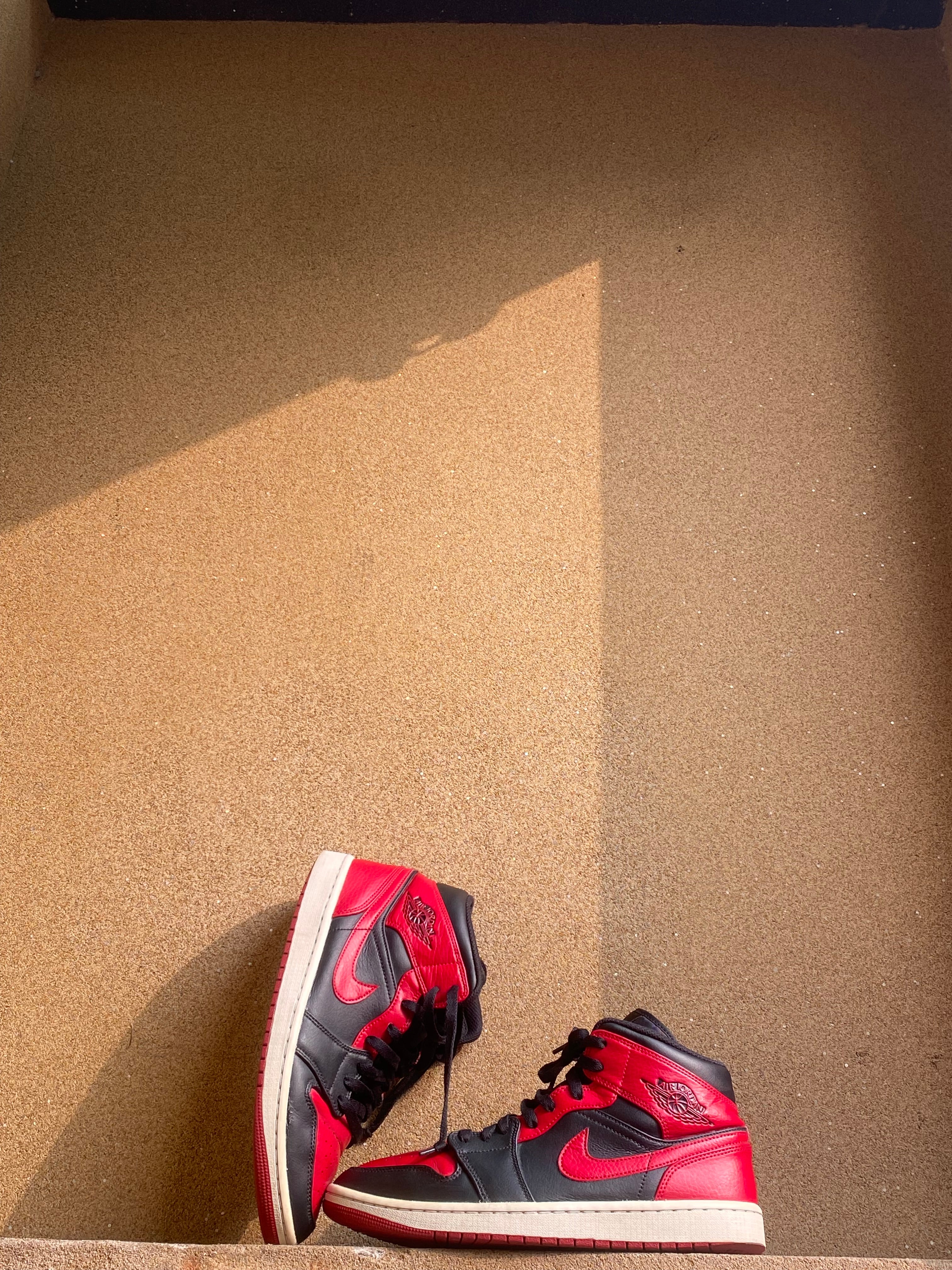 AIR JORDAN 1 MID BANNED BLACK RED RETRO 👺