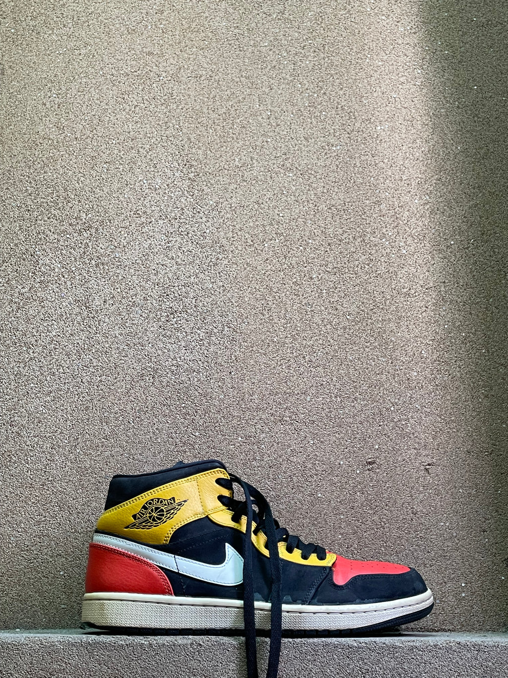 NIKE AIR JORDAN MID BLACK AMARILLO 🌊