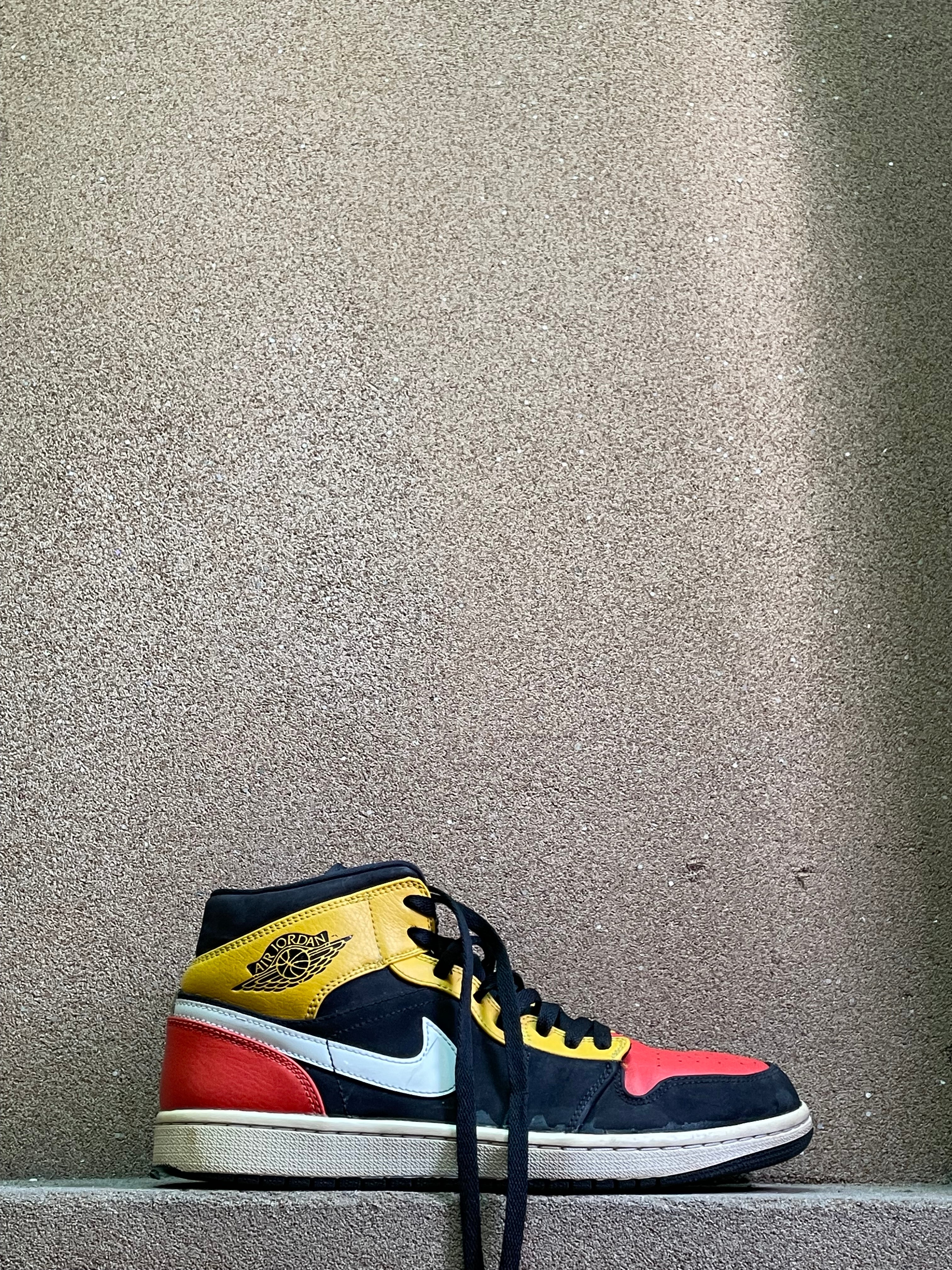 NIKE AIR JORDAN MID BLACK AMARILLO 🌊