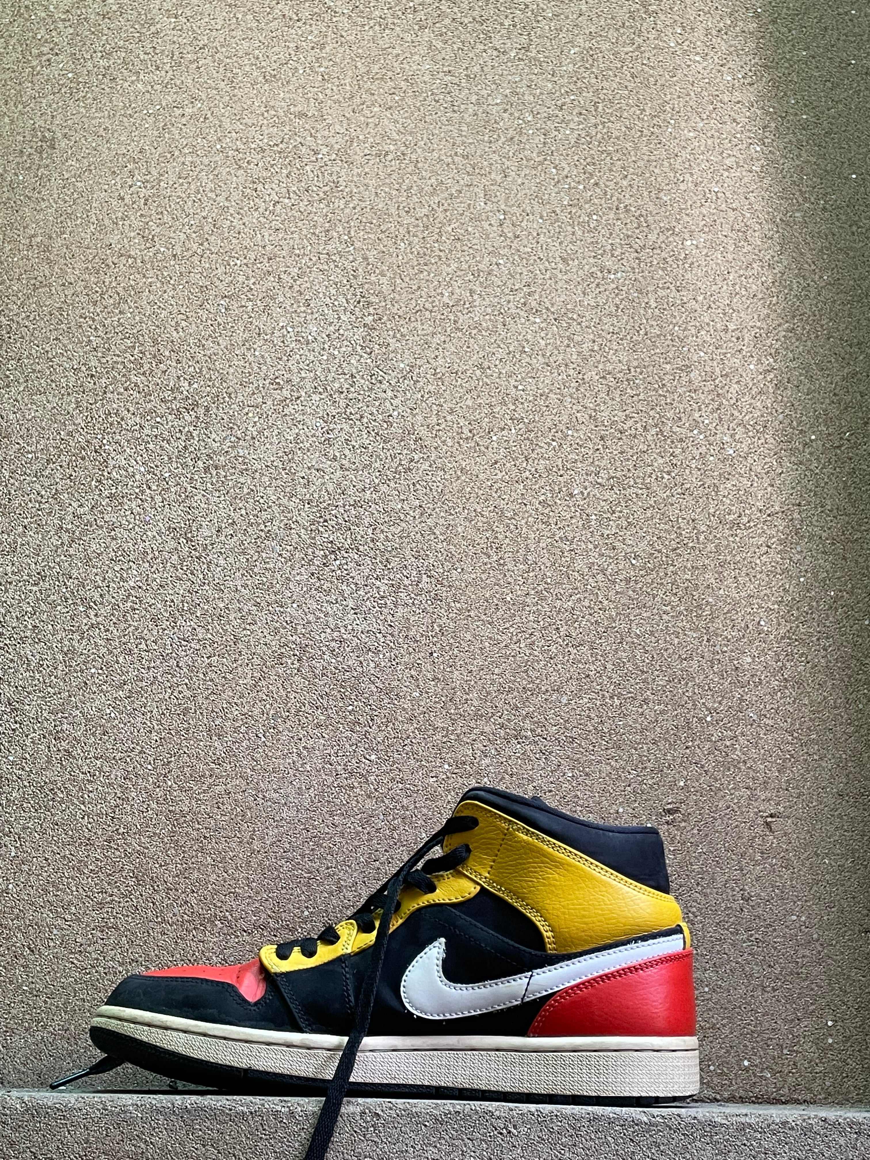 NIKE AIR JORDAN MID BLACK AMARILLO 🌊