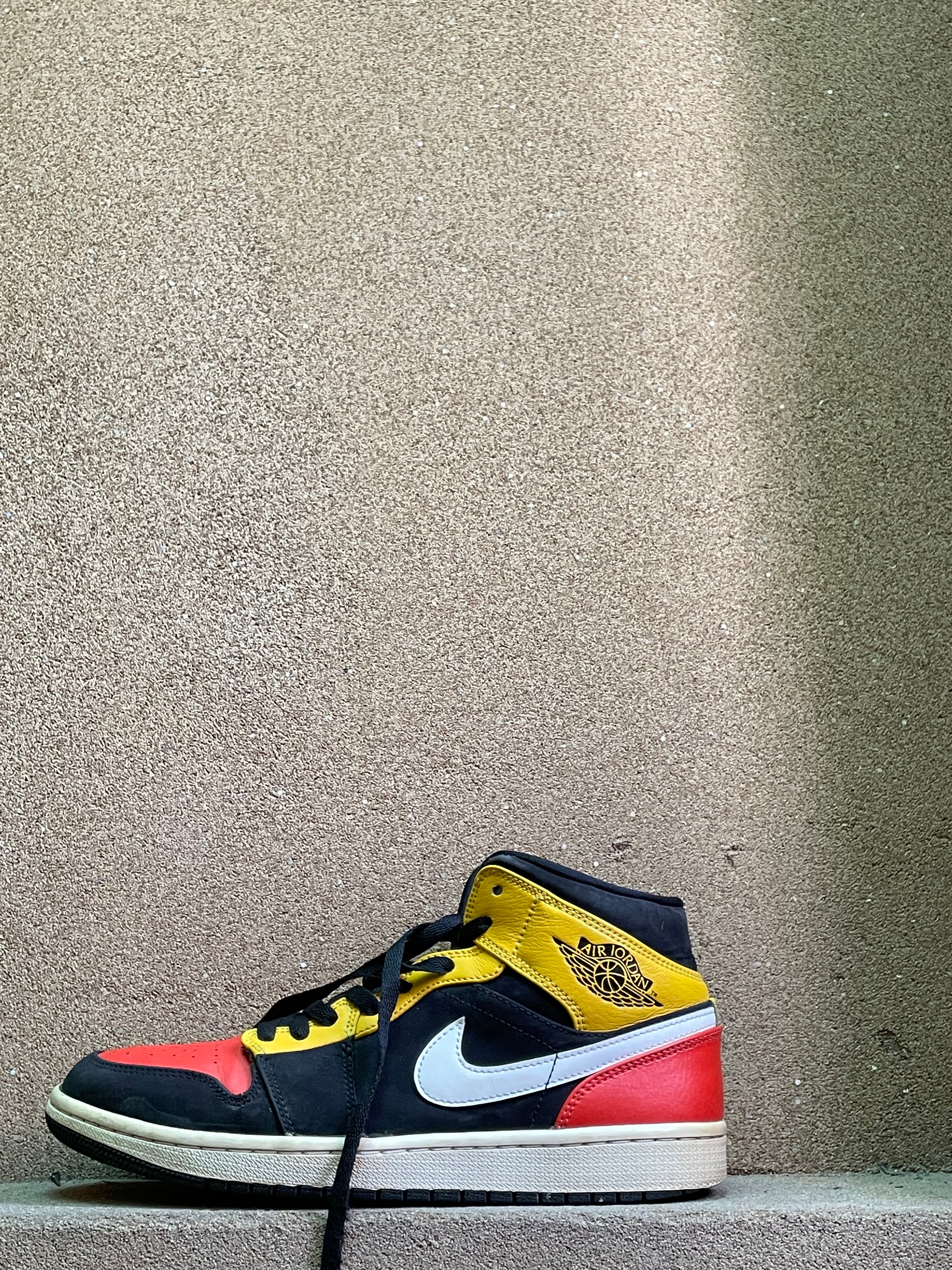 NIKE AIR JORDAN MID BLACK AMARILLO 🌊