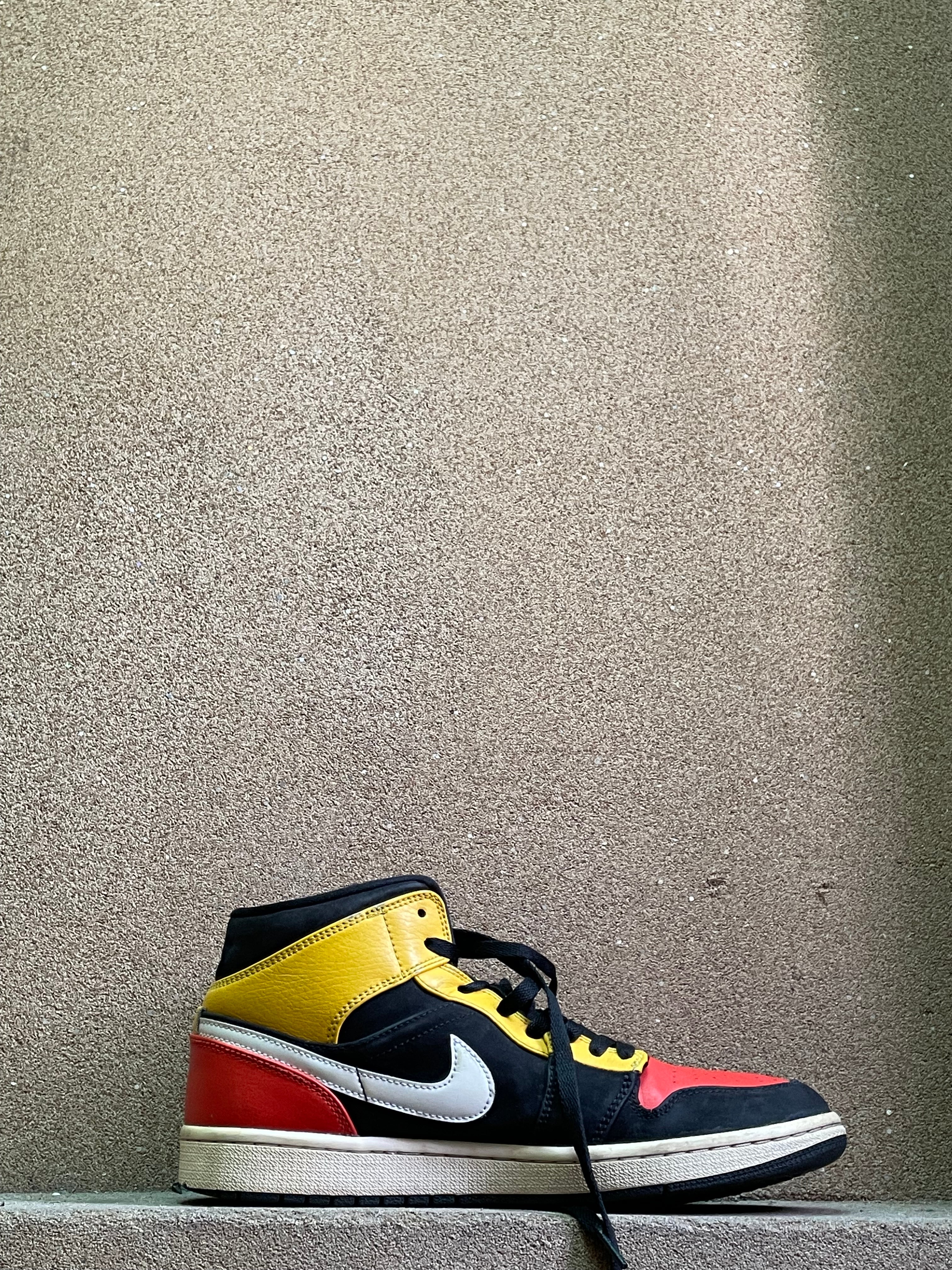 NIKE AIR JORDAN MID BLACK AMARILLO 🌊