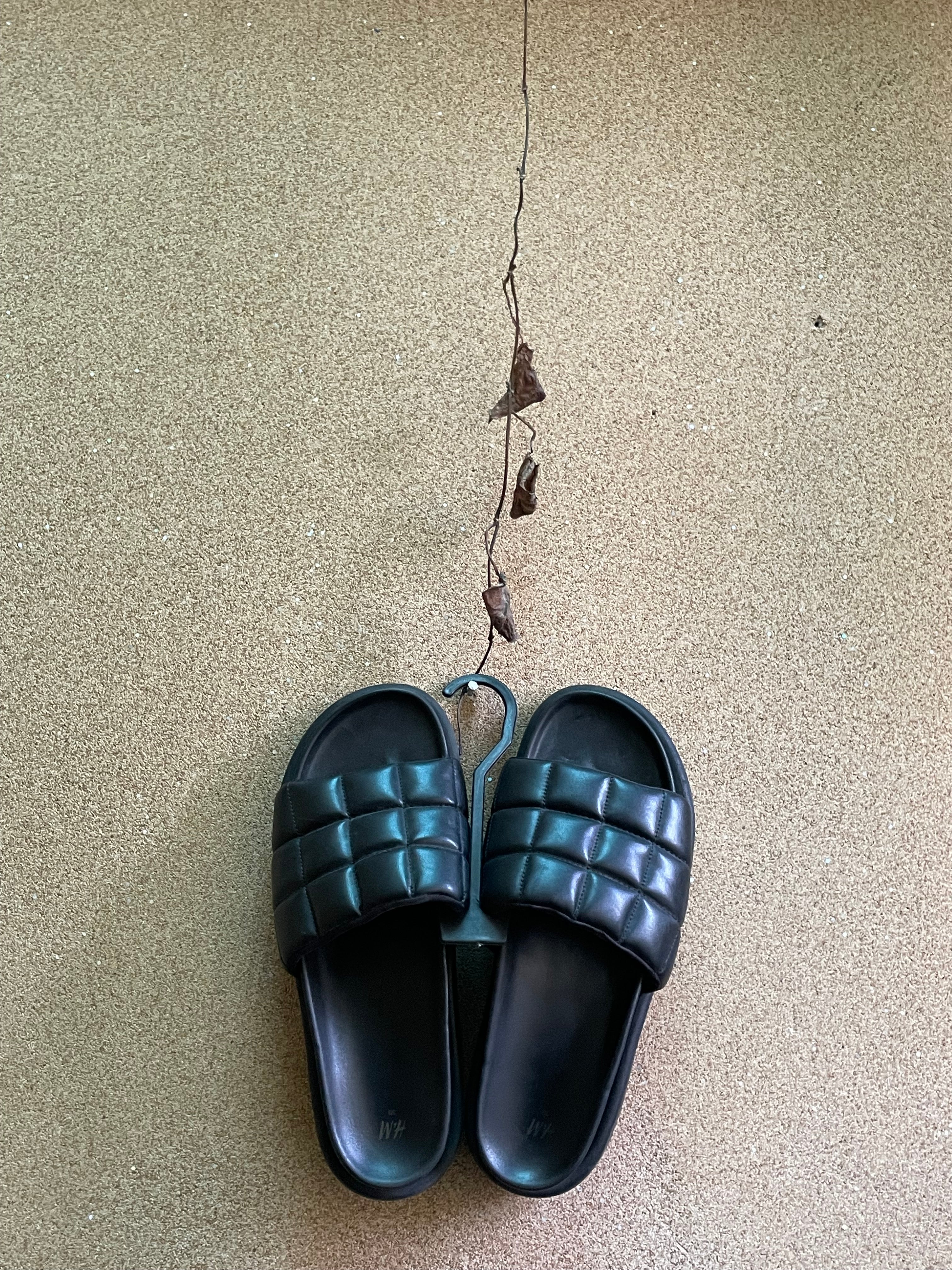 H&M SLIPPERS 🧬