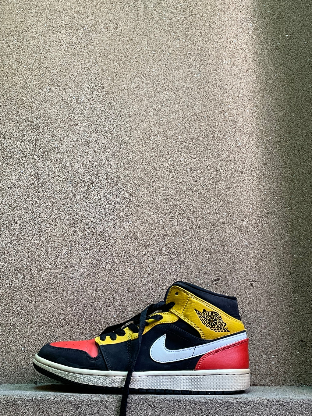 NIKE AIR JORDAN MID BLACK AMARILLO 🌊