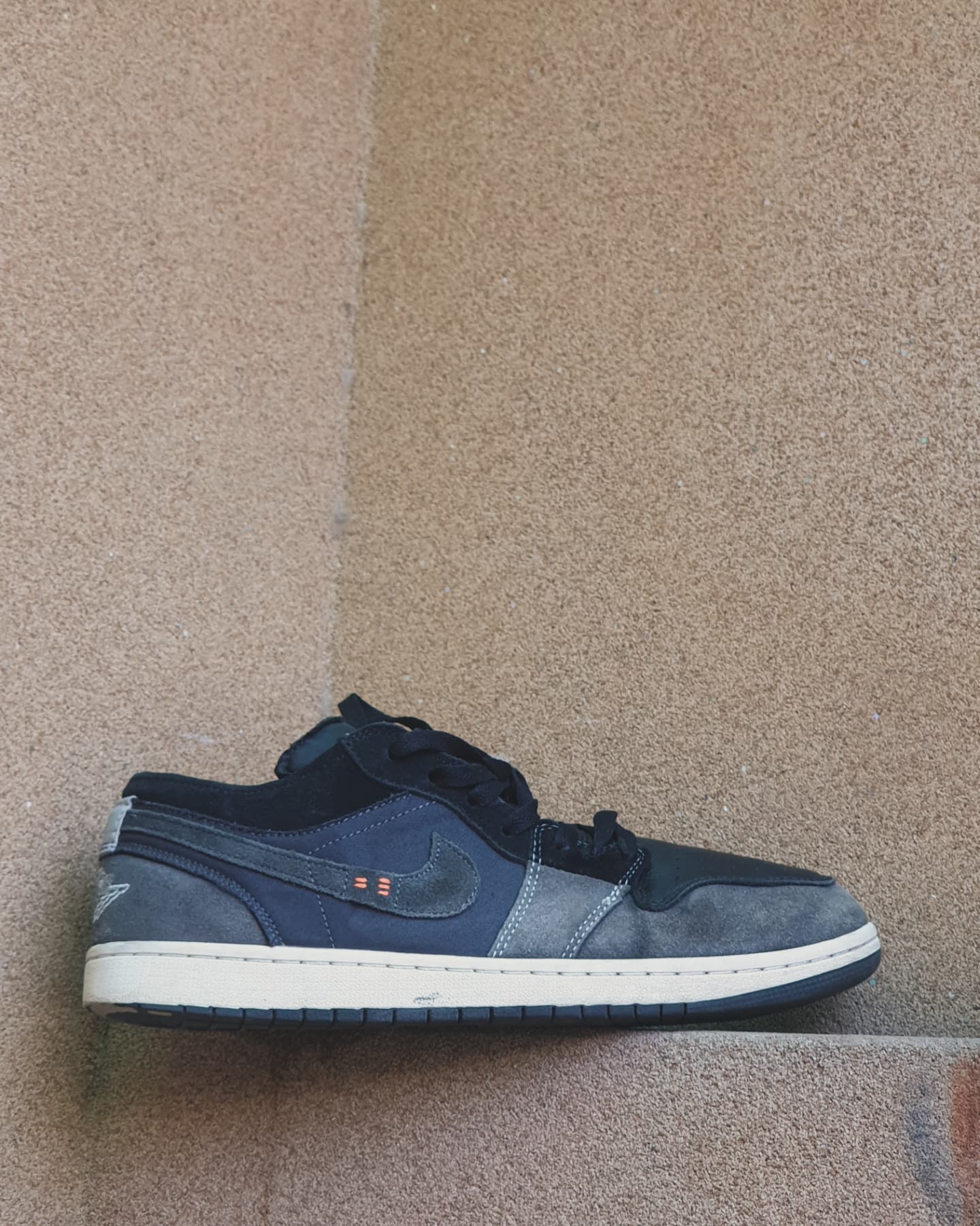 NIKE AIR JORDAN 1 LOW SE CRAFT INSIDE OUT BLACK/ CEMENT GREY 🌘